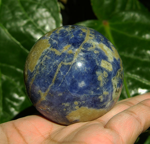 Sodalite Sphere helps one understand difficulties 3702